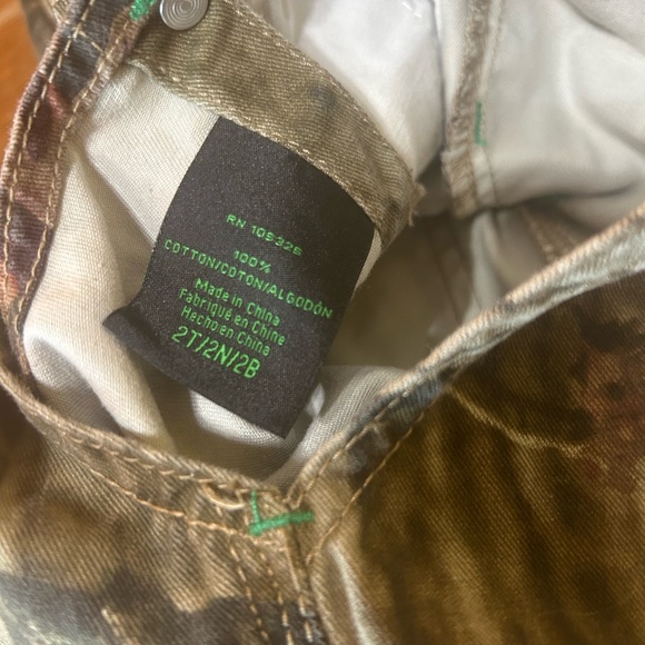 ❌SOLD❌John Deere Toddler Bib Overalls Size 2T Adjustable Mossy Oak Camo Unisex - Picture 4 of 6